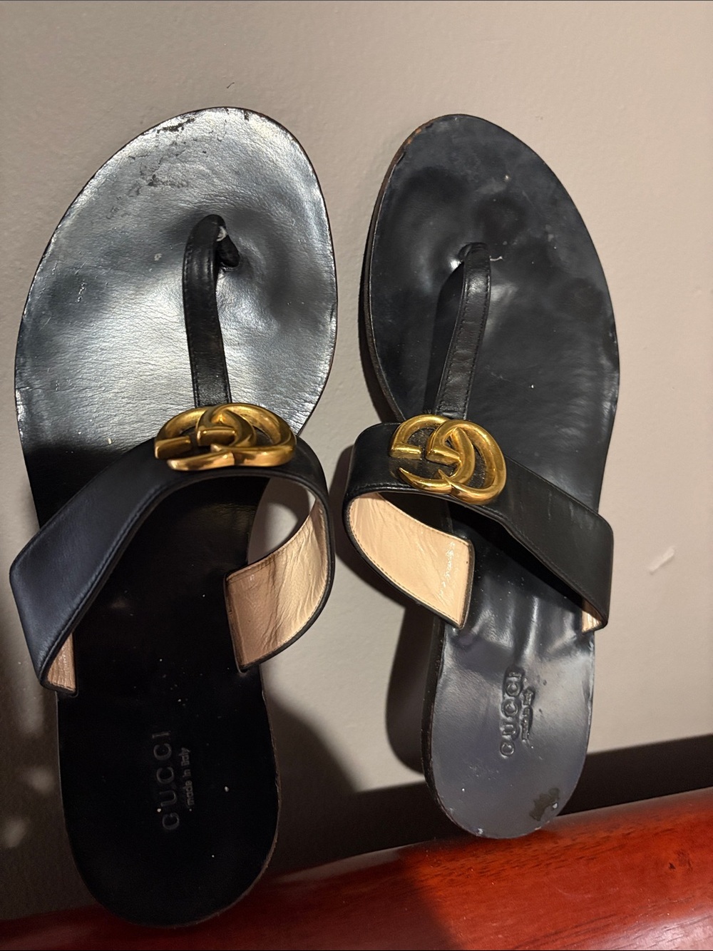 Gucci Black Leather Thong Sandals with Gold Double G